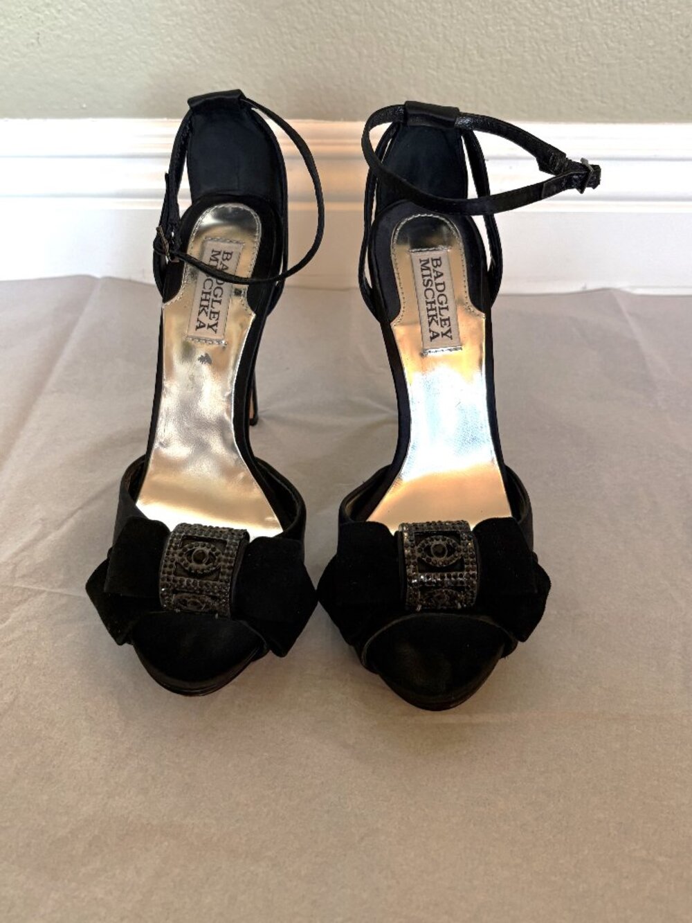 BADGLEY MISCHKA BLACK SUEDE SATIN JEWEL EMBELLISHED STILETTO SHOES SIZE: 7